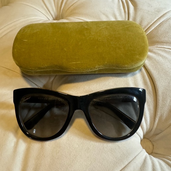 Gucci Black Rounded Cat Eye Sunglasses - Picture 1 of 4